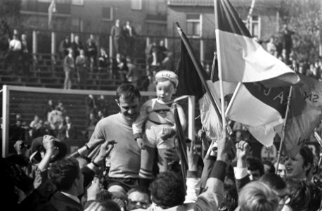 Ajax kampioen, Bals op schouders, Bestanddeelnr 920-2836