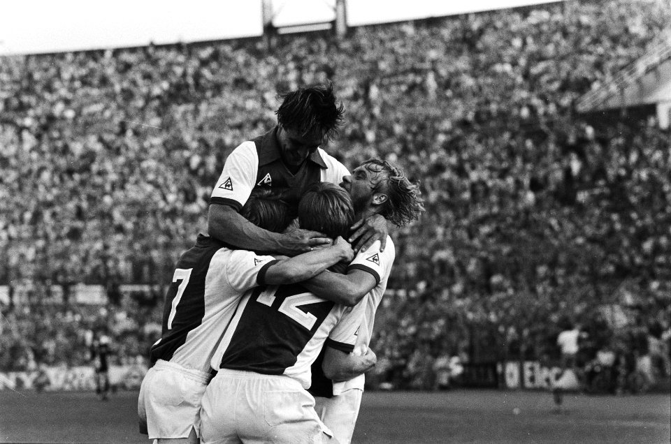 Ajax tegen AZ '67 3-2, Ajax kampioen vreugde rond Keje Molenaar na zijn tweede , Bestanddeelnr 932-1615