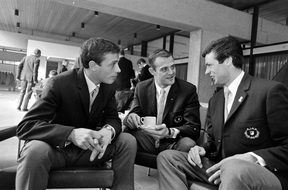 Ajax in KNVB-sportcentrum Zeist, de achterhoede in gesprek v.l.n.r. Soetekouw, B, Bestanddeelnr 920-1181