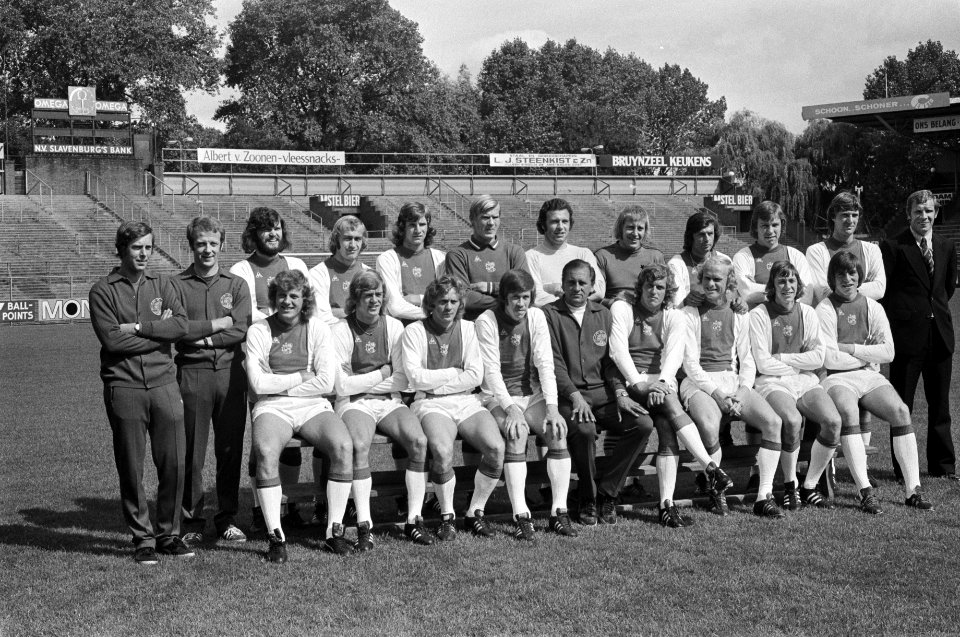Ajax presenteert A-selectie voor komend seizoen staand v.l.n.r. Jan Daan (hulpt, Bestanddeelnr 927-3726