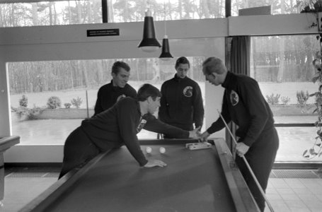 Ajax in KNVB-centrum te Zeist, v.l.n.r. reserve De Wolf Swart, Cruijff, Groot, b, Bestanddeelnr 919-8520
