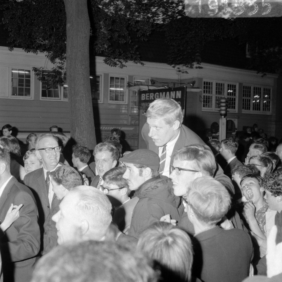 Ajax kampioen, Tonnie Pronk op schouders supporters bij Centraal Station, Bestanddeelnr 919-1555