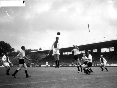 Ajax tegen DOS, Klaas Nuninga kopt bal weg, Bestanddeelnr 918-0952