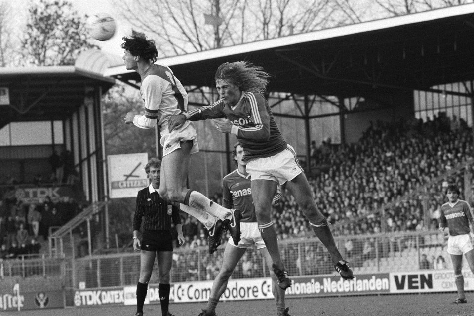 Ajax FC Den-Bosch Marco van Basten kopt bal weg voor van Eck, Bestanddeelnr 933-8094