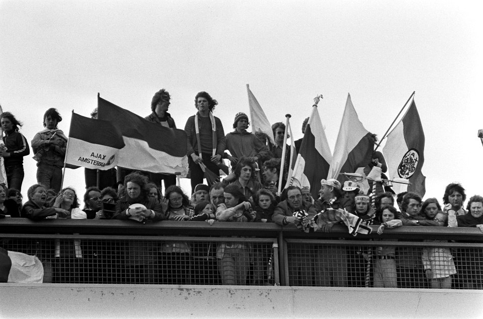 Ajax komt aan op Schiphol met de Europacup, supporters op Schiphol, Bestanddeelnr 926-4484
