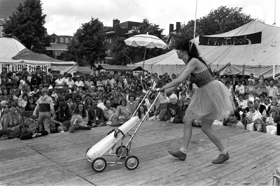 Afsluiting Festival of Fools op Museumplein, Amsterdam beeld van voorstelling, Bestanddeelnr 932-2080