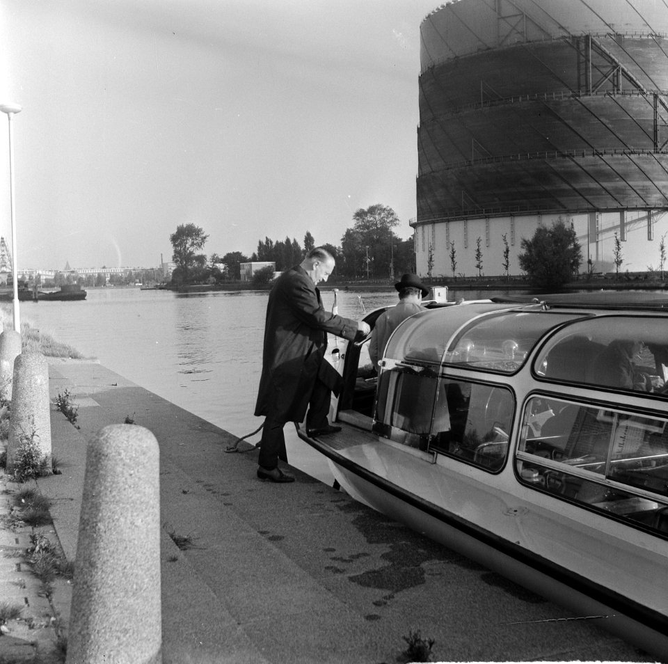 Actie Watergeus gestart, vervoer per boot naar centrum, Bestanddeelnr 916-9581