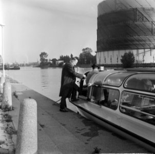 Actie Watergeus gestart, vervoer per boot naar centrum, Bestanddeelnr 916-9581