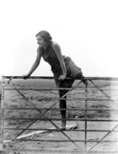 Actrice en model Cissy van Bennekom klimt over een hek, Bestanddeelnr 252-0537 photo