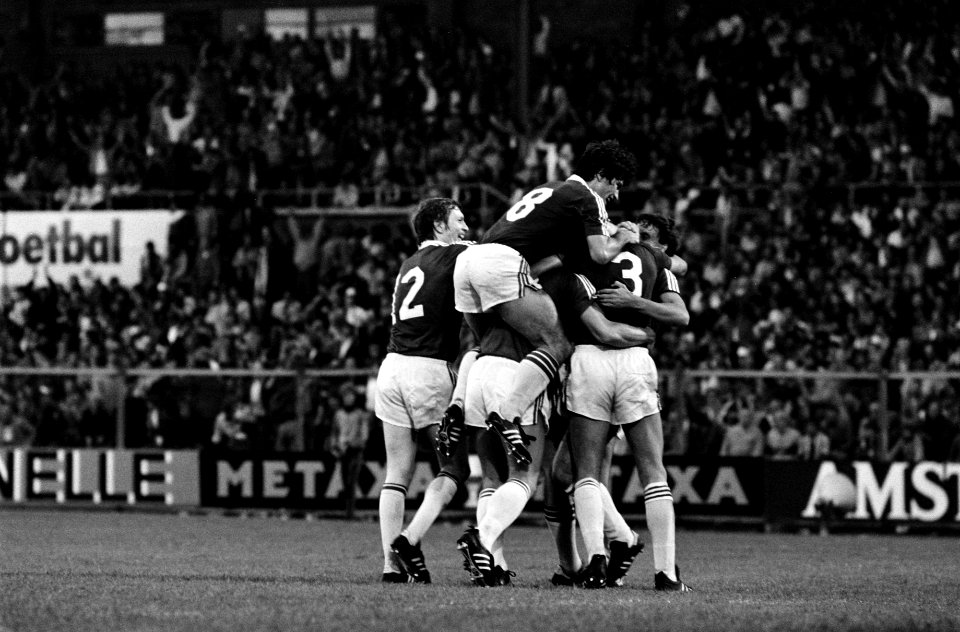 Ajax tegen AZ67 KNVB bekerfinale 1-3 vreugde bij AZ6 nadat er een doelpunt was , Bestanddeelnr 931-5146