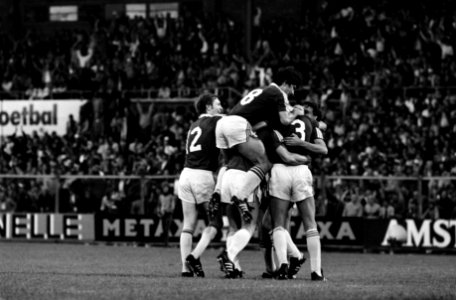 Ajax tegen AZ67 KNVB bekerfinale 1-3 vreugde bij AZ6 nadat er een doelpunt was , Bestanddeelnr 931-5146