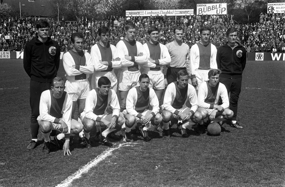 Ajax kampioen seizoen 1966-1967. Achter (vlnr) Barry Hulshoff, Bennie Muller, W, Bestanddeelnr 920-2835