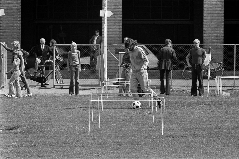 Ajax presenteert A-selectie voor komend seizoen Hulshoff in training, Bestanddeelnr 927-3738