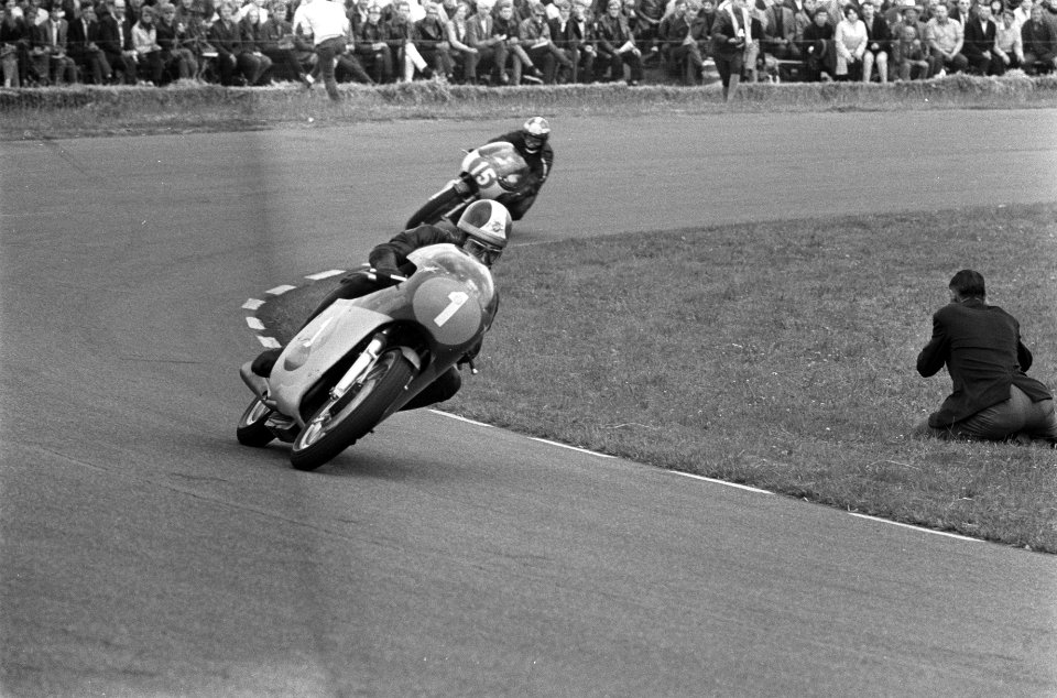 Agostini in actie, Bestanddeelnr 922-5831