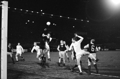 Ajax tegen Dukla Praag 1-1, Scrimmage voor het doel van Dukla. Vooraan Klaas Nu…, Bestanddeelnr 920-1266