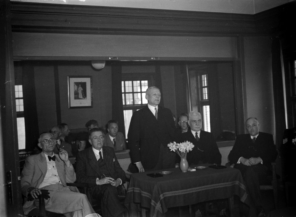 Afscheid van burgemeester van Krommenie J. Kalff niet op deze foto. Hij was b…, Bestanddeelnr 902-1564