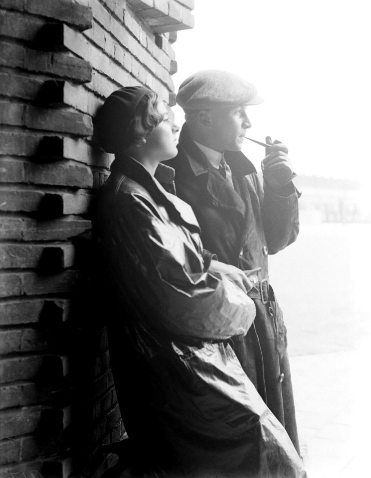 Actrice en fotomodel Cissy van Bennekom met fotomodel Grummels met pijp, in tege, Bestanddeelnr 252-0495