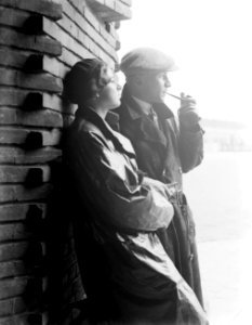 Actrice en fotomodel Cissy van Bennekom met fotomodel Grummels met pijp, in tege, Bestanddeelnr 252-0495