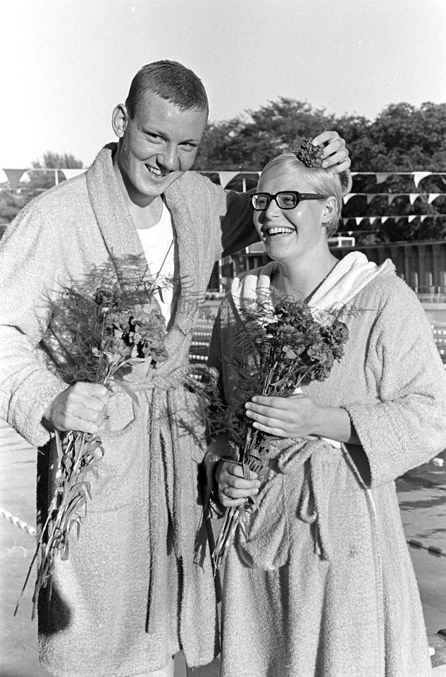 Ada Kok en Dik Langerhorst met bloemen na het behalen van hun Nederlandse record, Bestanddeelnr 919-3854