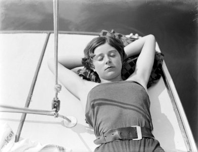 Actrice en model Cissy van Bennekom, slapend tijdens zeilen op de Loosdrechtse P, Bestanddeelnr 252-0557