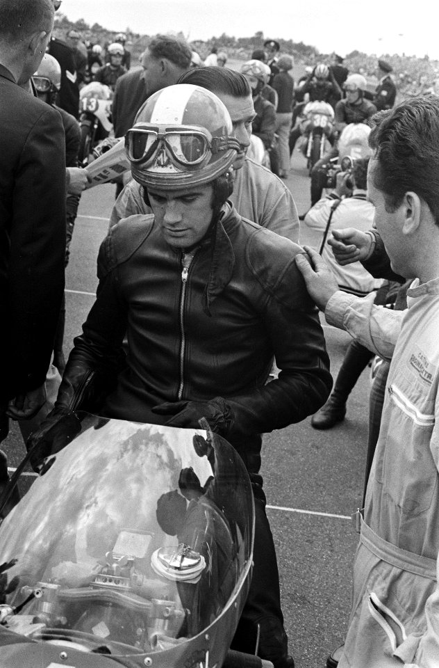 Agostini in de pits, Bestanddeelnr 922-5813