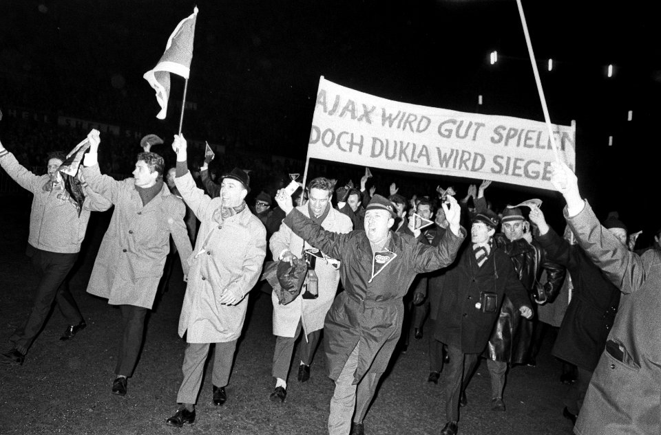 Ajax tegen Dukla Praag 1-1, Dukla supporters met spandoek op het veld, Bestanddeelnr 920-1271