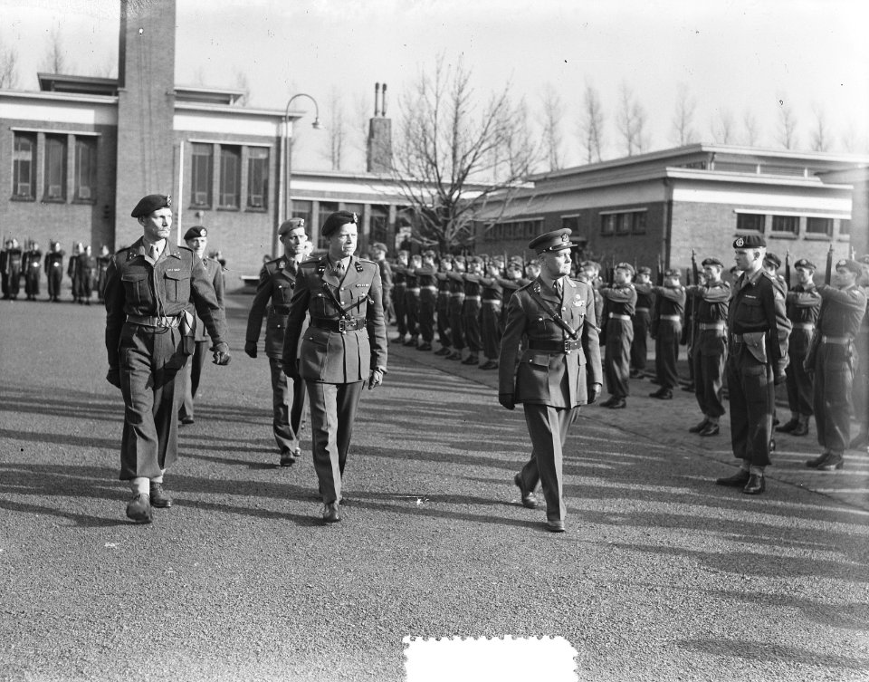 Afscheid van Commandant J.H.A.K. Gualtherie van Weezel van het Corps Commando tr, Bestanddeelnr 905-0013