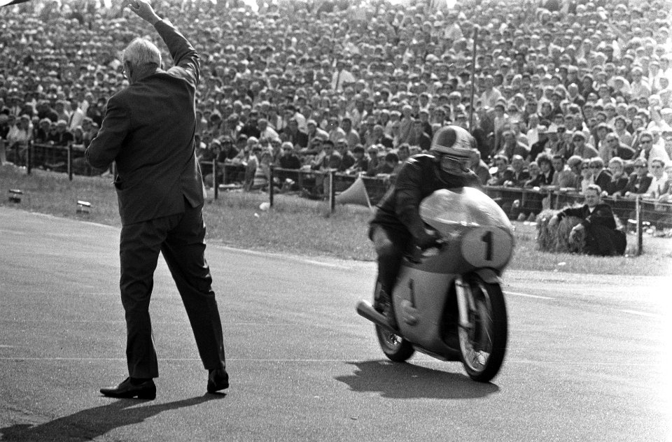 Agostini finisht in de 500cc klasse als winnaar, Bestanddeelnr 922-5822