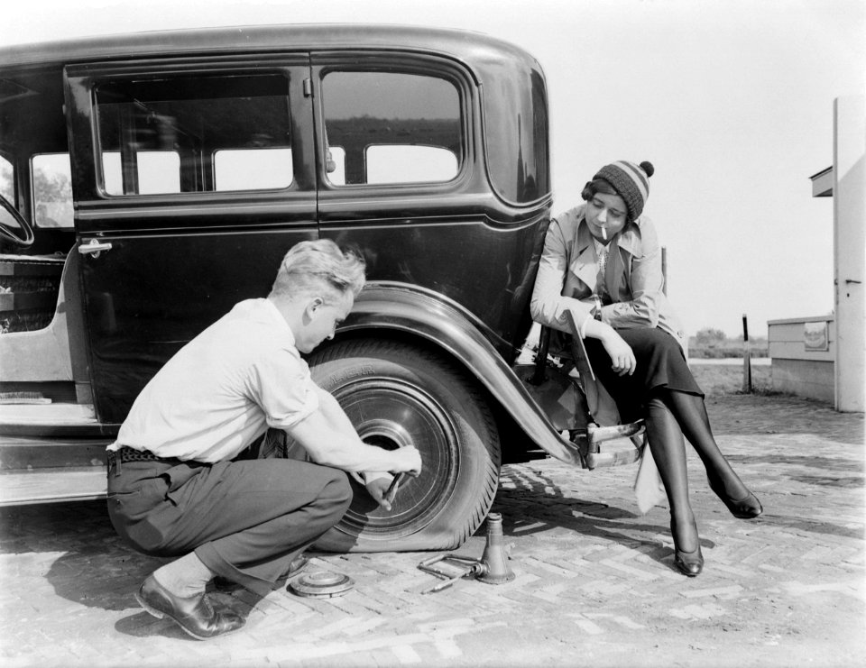 Actrice en fotomodel Cissy van Bennekom zit op de achterbumper van de auto en ki, Bestanddeelnr 252-0492