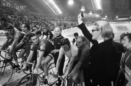 Ada Kok geeft startschot voor 3e Amsterdamse Zesdaagse in de RAI, Bestanddeelnr 921-9344
