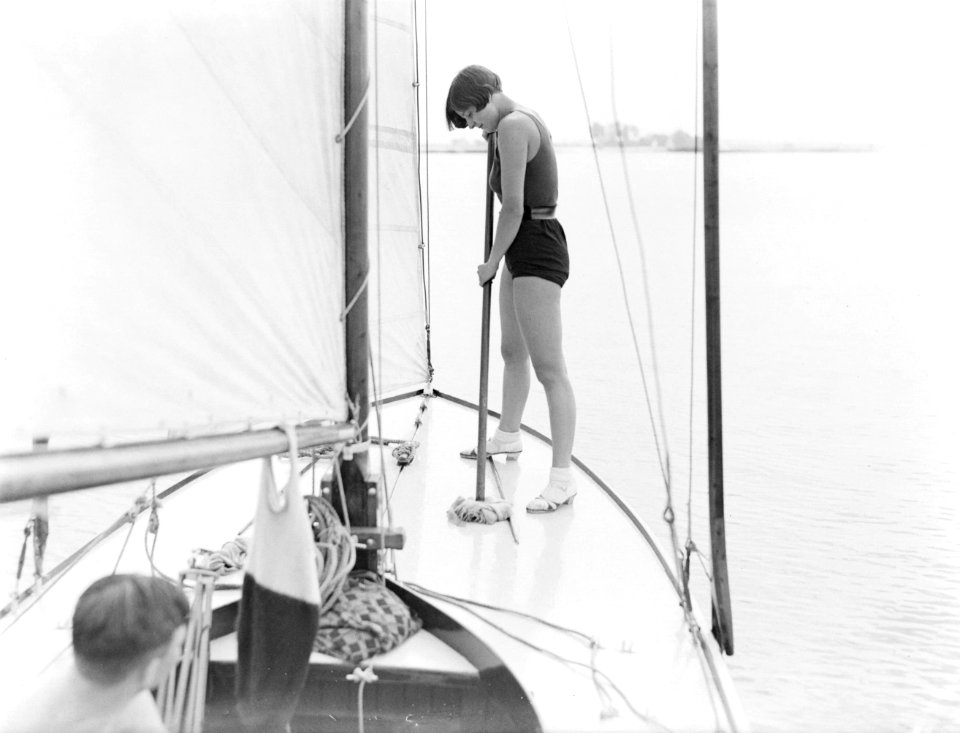 Actrice en model Cissy van Bennekom bezig het dek te dweilen op een zeilboot op , Bestanddeelnr 252-0567