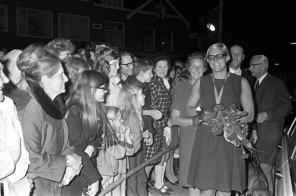 Ada Kok gehuldigd in Zaandam Ada toegejuicht bij aankomst, Bestanddeelnr 921-8150
