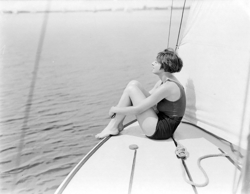 Actrice en model Cissy van Bennekom, op een zeilboot op de Loosdrechtse Plassen, Bestanddeelnr 252-0558
