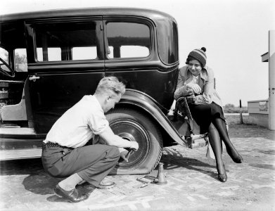Actrice en fotomodel Cissy van Bennekom zit op de achterbumper van de auto en ki, Bestanddeelnr 252-0491