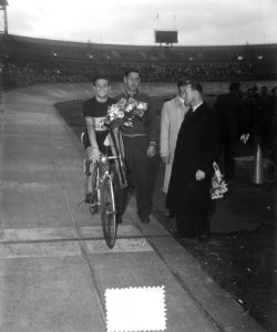 Achtervolging 3km Van Est -Schulte in Olympisch Stadion Gerrit Schulte felicitee, Bestanddeelnr 905-7588