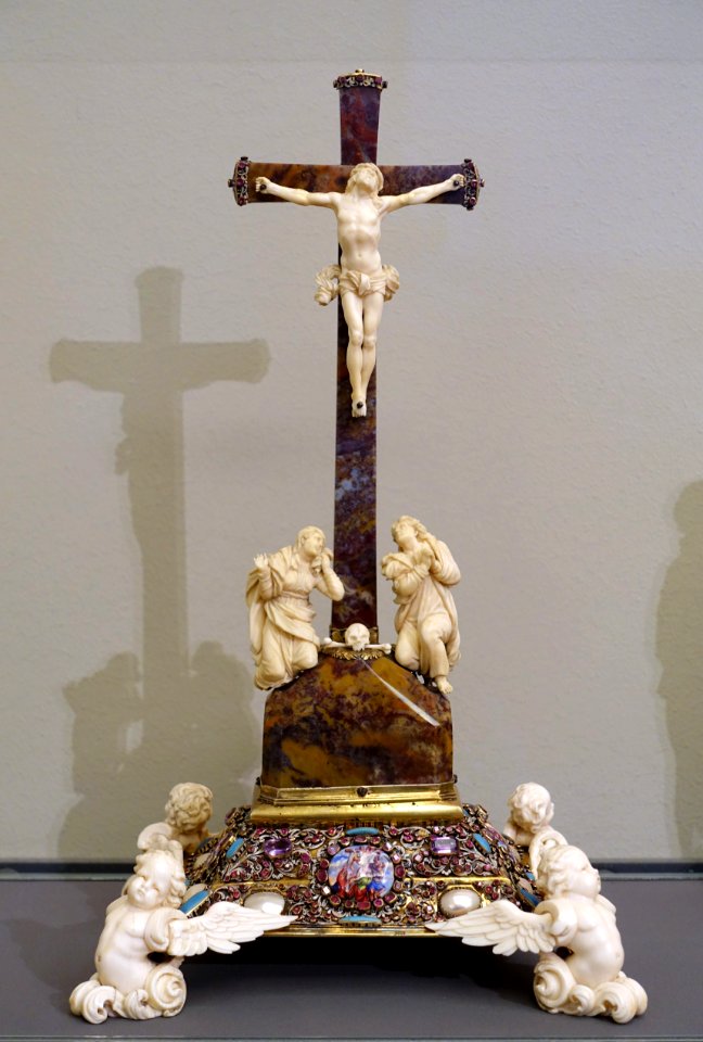 Agate-Family Altar, Augsburg, goldwork by Hans Jakob Mair, c. 1680, precious stones, gold, silver, mother of pearl, ivory, enamel - Bode-Museum - DSC03374