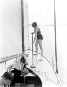 Actrice en model Cissy van Bennekom bezig het dek te dweilen op een zeilboot op , Bestanddeelnr 252-0568