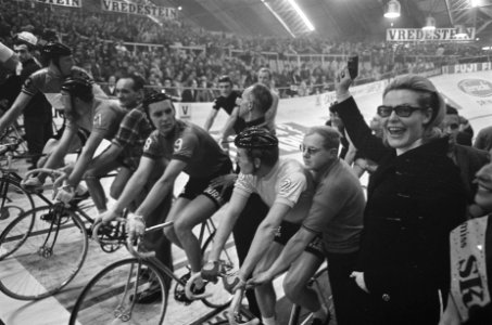 Ada Kok geeft startschot voor 3e Amsterdamse Zesdaagse in de RAI, Bestanddeelnr 921-9343