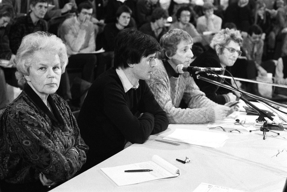 Actieconferentie Komitee Kruisraketten Nee in Utrecht v.l.n.r. mevrouw Strikwer, Bestanddeelnr 932-8544