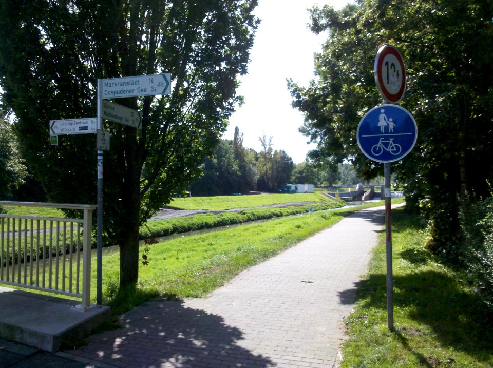 Abzweig Pleiße-Radweg von der Ökoschulbrücke im agra-Park Ende August 2017