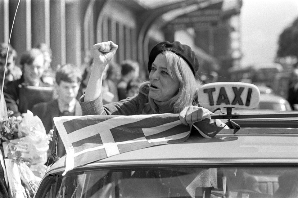 Aankomst Melina Mercouri op CS Amsterdam met baret en Griekse vlag op CS, Bestanddeelnr 921-3498