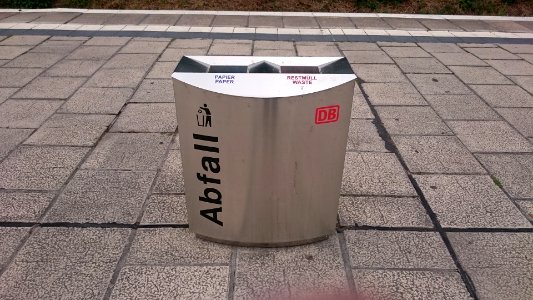 Abfallbehälter S-Bahnhof Berlin-Altglienicke