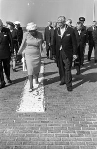 Aankomst in Colijnsplaat van koningin Juliana, links de fotografen die weg moete, Bestanddeelnr 916-8395