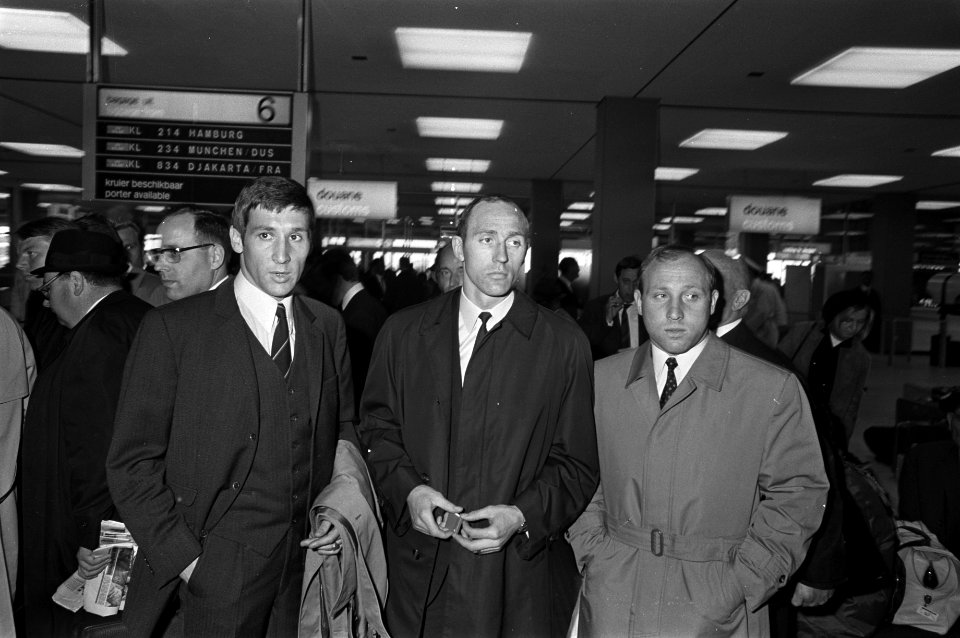 Aankomst HSV Hamburg op Schiphol. Frans Honig , Willy Schultz en Uwe Seeler, Bestanddeelnr 921-3677
