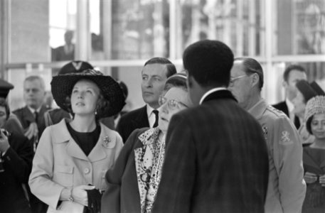 Aankomst in Afrika Hall Prinses Beatrix , Prins Clau koningin Juliana en Prins B, Bestanddeelnr 922-0444