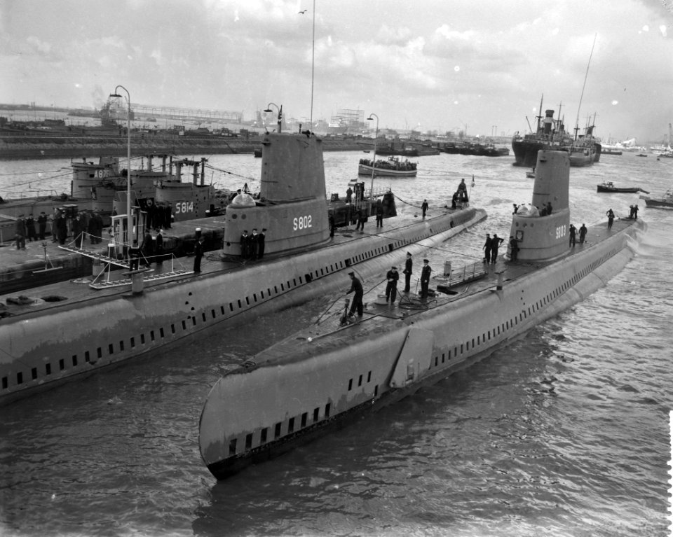 Aankomst Hr Ms Zeeleeuw (rechts) en Walrus (links) in Rotterdam, Bestanddeelnr 909-3968