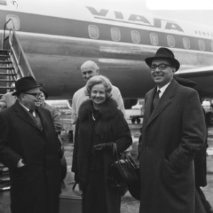Aankomst Gouverneur De Vries en echtgenote van Suriname Schiphol, Bestanddeelnr 918-9943