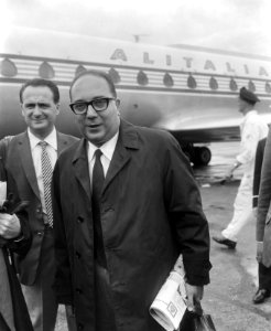 Aankomst burgemeester van Rome, A. Petruci op Schiphol, Bestanddeelnr 918-0911