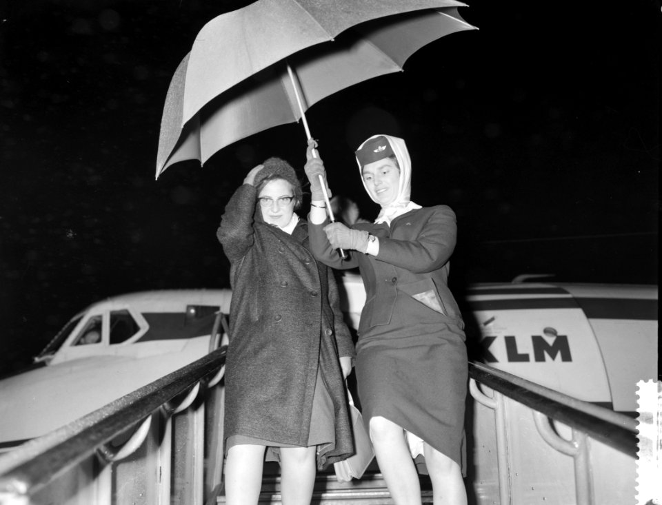 Aankomst op Schiphol van Prinses Margriet uit Gstaad, Prinses Margriet verlaat h, Bestanddeelnr 912-0316