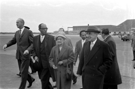 Aankomst op Schiphol van Surinaamse reg. delegatie, Bestanddeelnr 911-1852